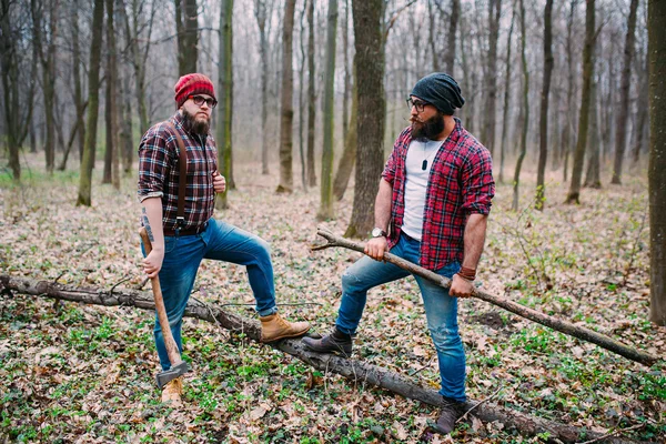 Homens jovens na floresta — Fotografia de Stock