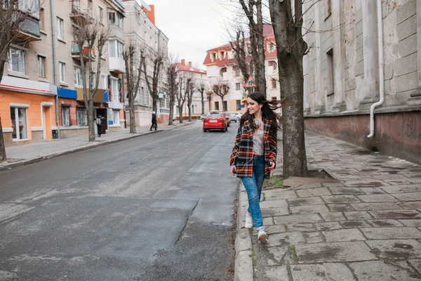 Sokakta genç kız — Stok fotoğraf