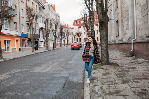 Giovane ragazza sulla strada — Foto Stock