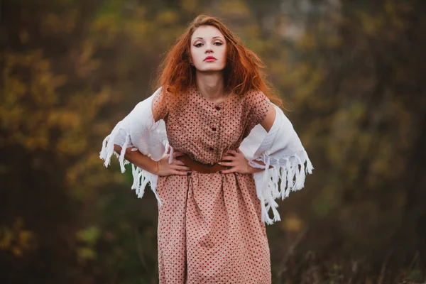 Молодая рыжая девушка — стоковое фото