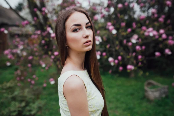 Belle fille près de magnolia — Photo