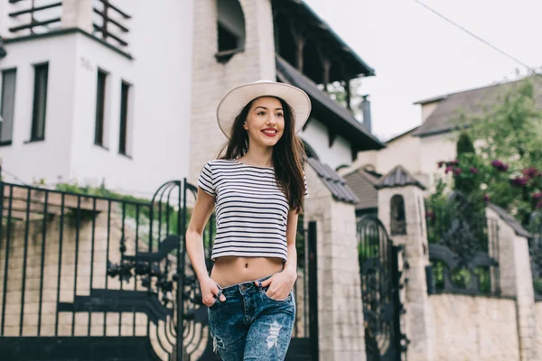 Chica caminando en la calle —  Fotos de Stock