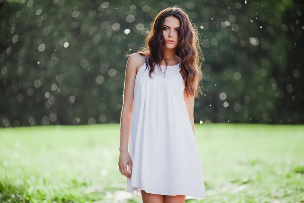 Gadis cantik dengan gaun putih — Stok Foto