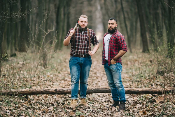 Unga män i skogen — Stockfoto