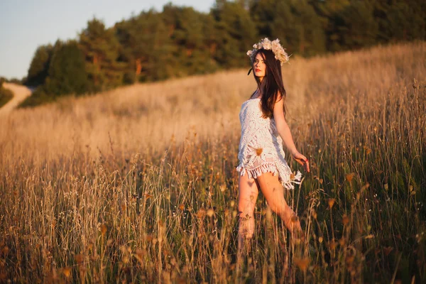 Junge Frau im Feld — Stockfoto