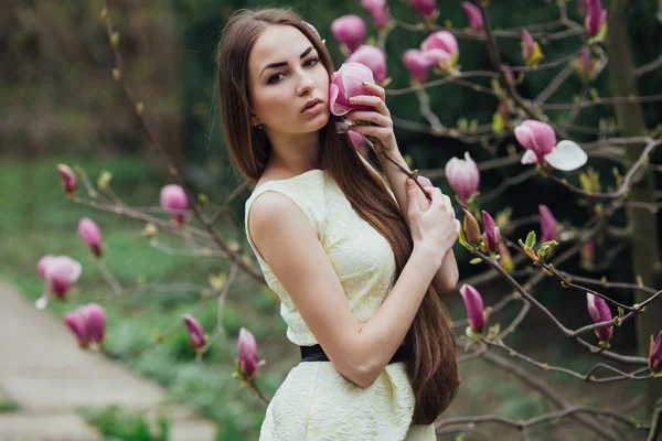 Belle fille près de magnolia — Photo
