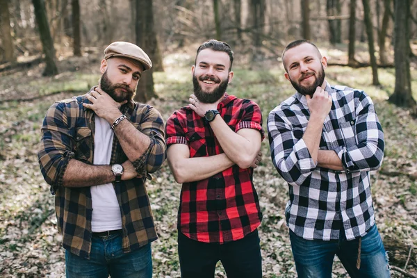 Tres hombres barbudos en el bosque — Foto de Stock