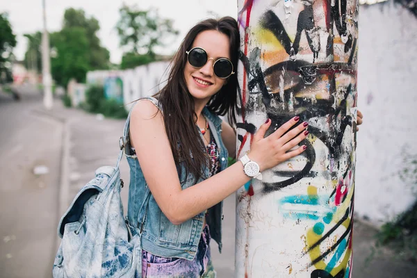 Giovane ragazza in occhiali da sole sulla strada — Foto Stock