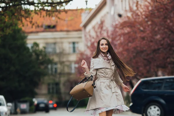 Junge Frau in Jacke — Stockfoto