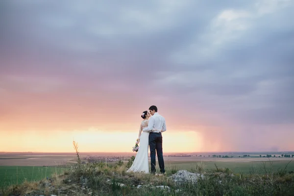 Bir düğün yürüyüş güzel Çift — Stok fotoğraf