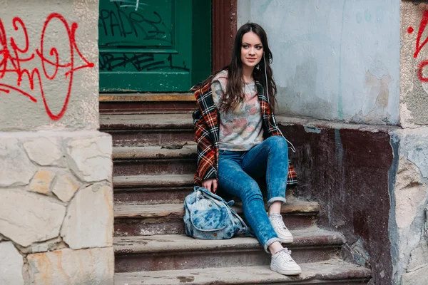 Chica joven en la calle — Foto de Stock