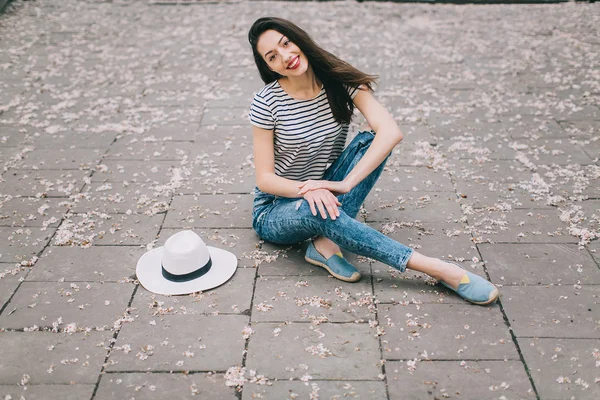 Ragazza seduta sulla strada — Foto Stock