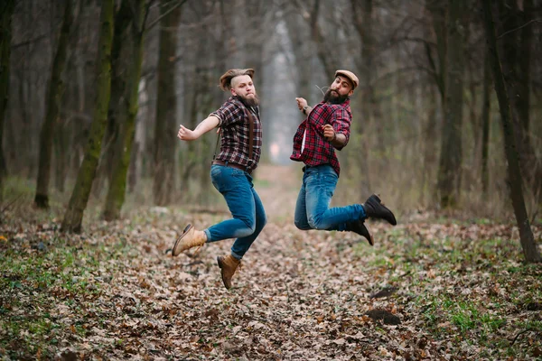 Homens jovens na floresta — Fotografia de Stock