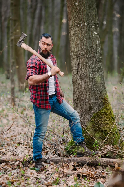 Lenhador barbudo na floresta — Fotografia de Stock