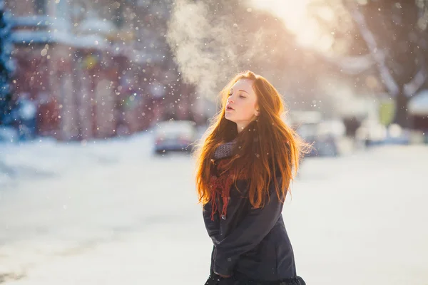 Menina ruiva no dia de inverno congelado — Fotografia de Stock