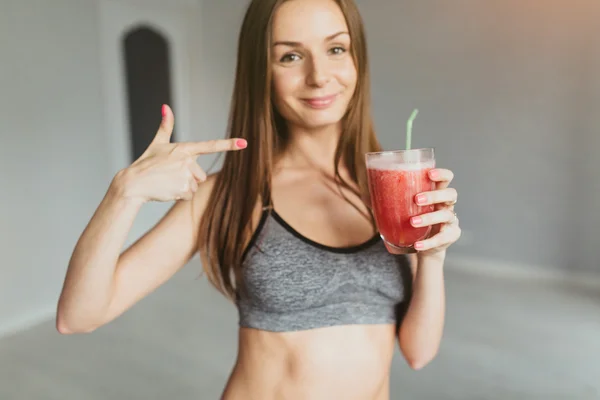 Mladá dívka s detoxikační nápoj po cvičení — Stock fotografie