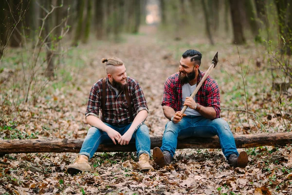 Молоді чоловіки в лісі — стокове фото