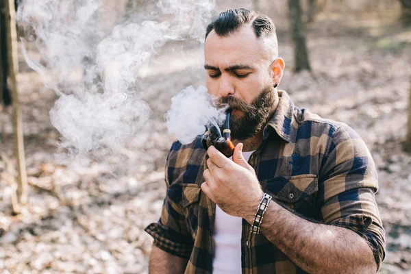 Barbudo homem fumar cachimbo — Fotografia de Stock