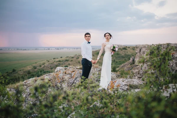 Hermosa pareja en un paseo de bodas —  Fotos de Stock