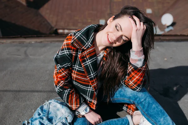 Chica joven en el techo — Foto de Stock