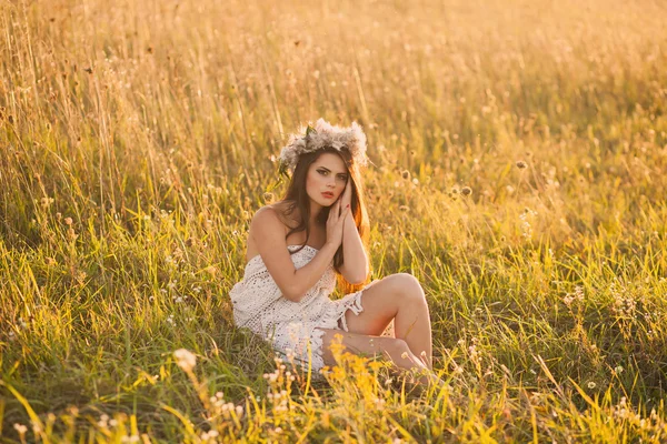 Junge Frau im Feld — Stockfoto