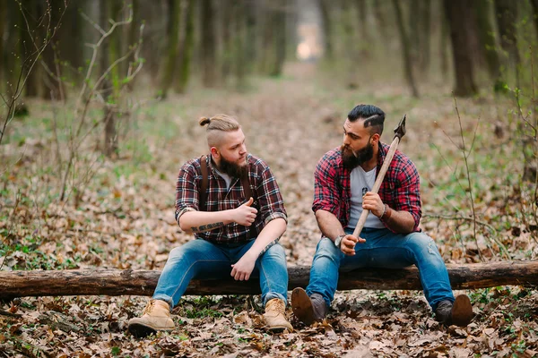 Młodych mężczyzn w lesie — Zdjęcie stockowe