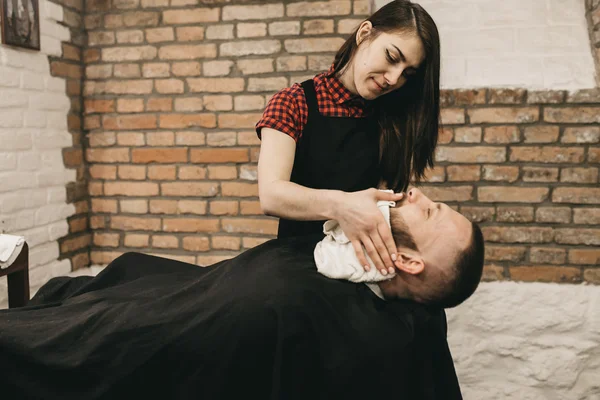 Skäggig Man i Barbershop — Stockfoto