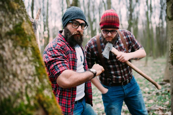 Unga män i skogen — Stockfoto