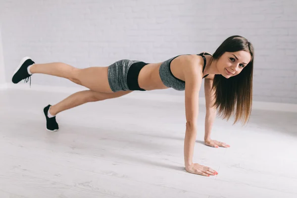 Gadis olahraga membuat push-up — Stok Foto