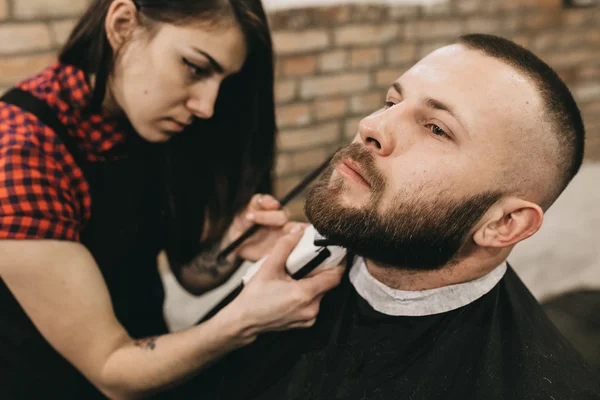 Uomo barbuto in barbiere — Foto Stock