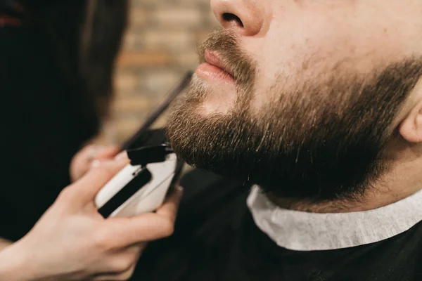 Homem barbudo na barbearia — Fotografia de Stock