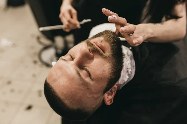 Brodaty mężczyzna w fryzjera — Zdjęcie stockowe