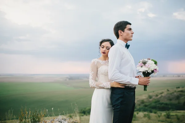 結婚式で美しいカップルを歩く — ストック写真