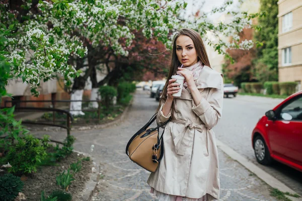 Ung kvinna med kaffe — Stockfoto