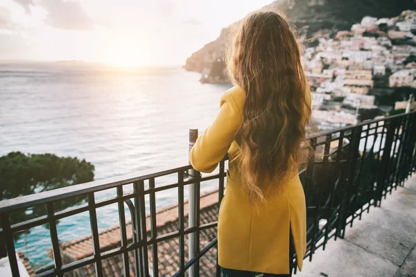 Mujer mirando la ciudad de Positano — Foto de Stock