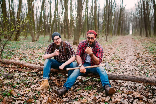 Unga män i skogen — Stockfoto