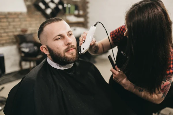 Brodaty mężczyzna w fryzjera — Zdjęcie stockowe