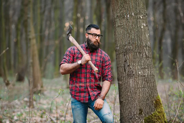 Bebaarde houthakker in het bos — Stockfoto