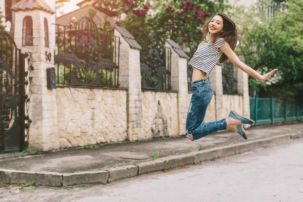 Девушка прыгает на улице — стоковое фото