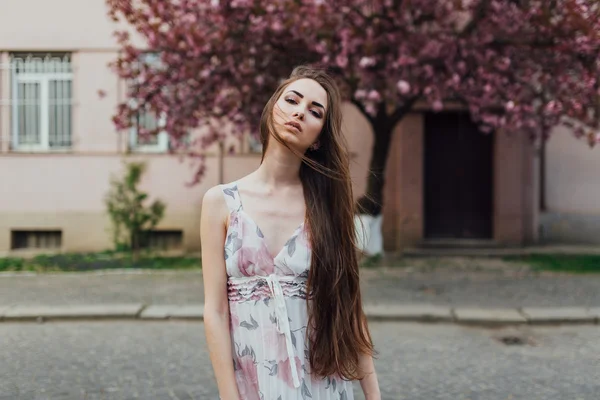 Молодая женщина в платье — стоковое фото