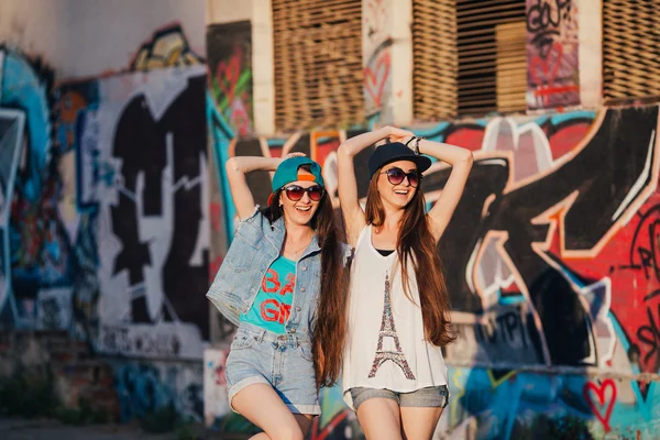 Jeunes filles dans la rue — Photo