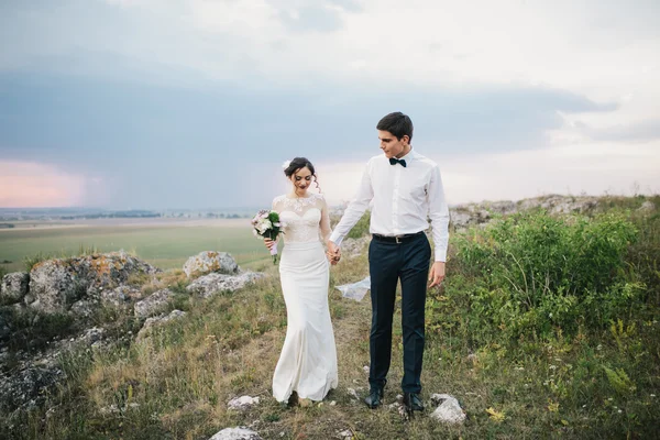 Hermosa pareja en un paseo de bodas —  Fotos de Stock