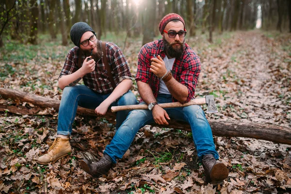 Nuoret miehet metsässä — kuvapankkivalokuva