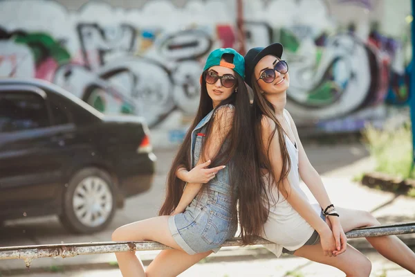 Giovani ragazze sulla strada — Foto Stock