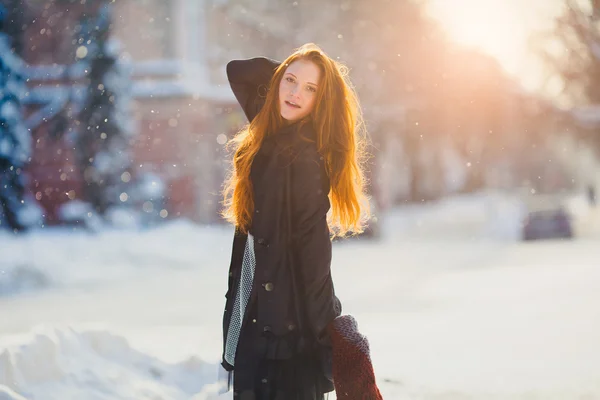 Redhead κορίτσι στην παγωμένη χειμωνιάτικη μέρα — Φωτογραφία Αρχείου