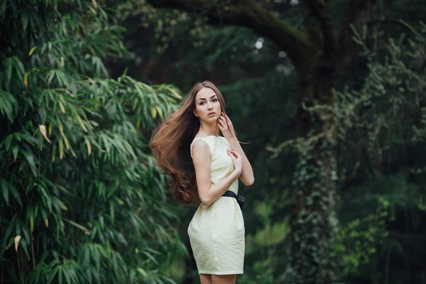 Menina bonita em verde actriz — Fotografia de Stock