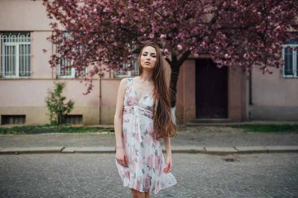 Jovem mulher de vestido — Fotografia de Stock