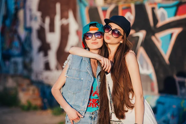 Jeunes filles dans la rue — Photo