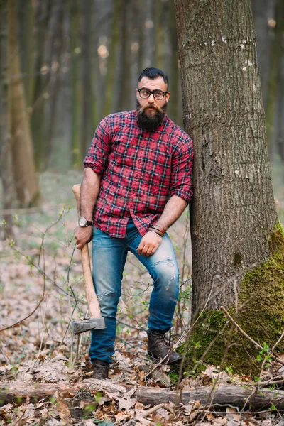 Lenhador barbudo na floresta — Fotografia de Stock