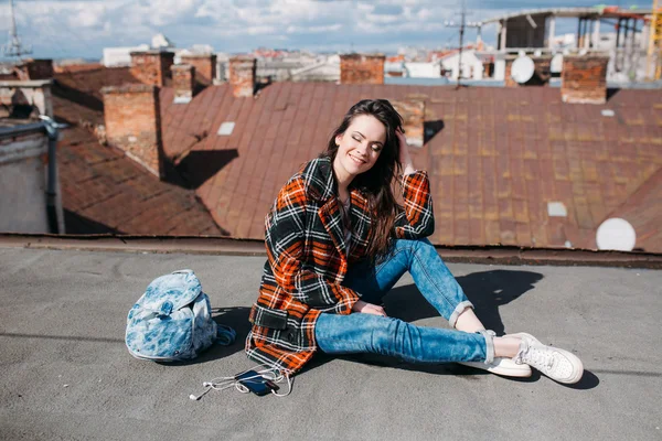 Jong meisje op dak — Stockfoto